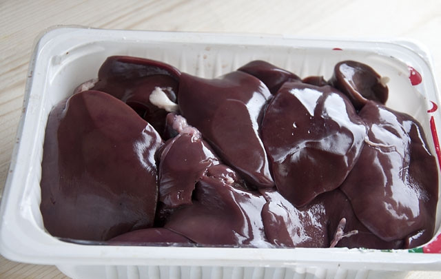 1. Этап. Печень индейки в мультиварке: 1. Печень очистите при необходимости и вымойте как следует под проточной водой. Обсушите бумажным полотенцем.