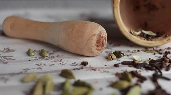 1. Этап. Халава: Кардамон и гвоздику измельчим в ступке.