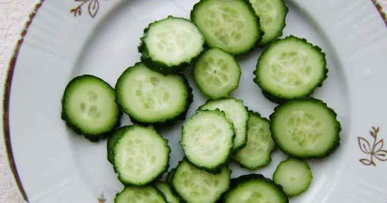 1. Этап. Салат из капусты и огурцов на зиму: Огурцы нарежьте тонкими кружками.