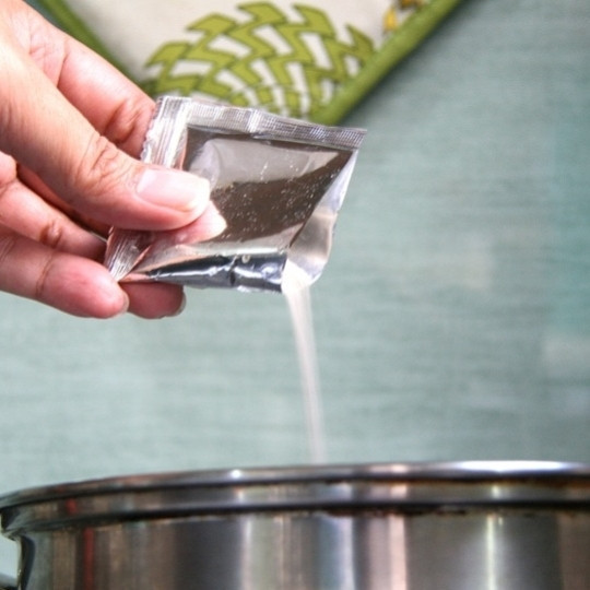 1. Этап. Рамен с яйцом: В кипящую воду добавляем специи из упаковки.