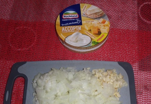 1. Этап. Запеченная скумбрия с овощами и сыром: Мелко нарезаем лук и чеснок.