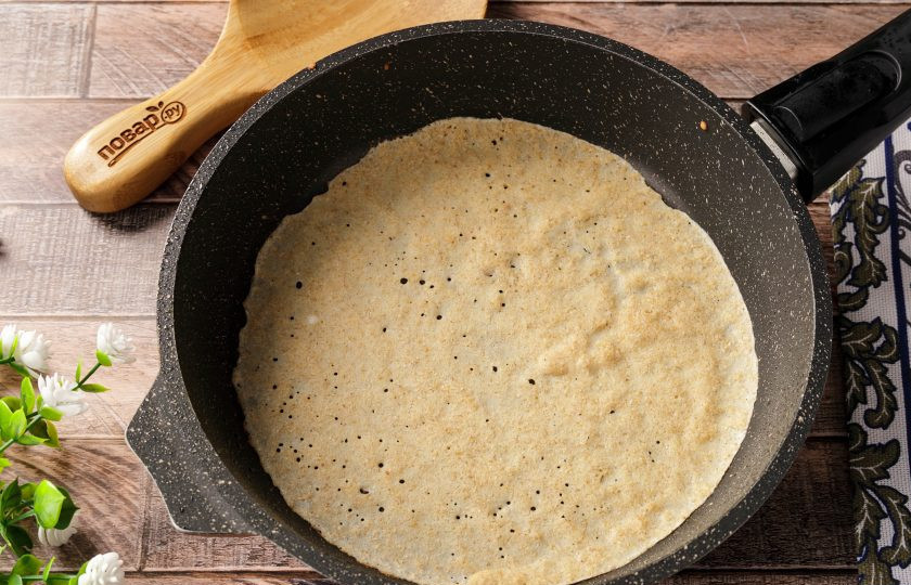 1. Этап. Диетические блины из овсяной муки: Хорошо разогрейте сковороду и смажьте её в первый раз маслом. Налейте половником тесто и равномерно распределите его по всей сковороде. У меня сковорода диаметром 18 см.