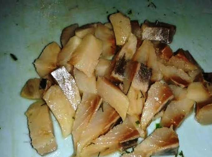 1. Этап. Простой салат с горошком консервированным: Селедку порежьте кубиками.