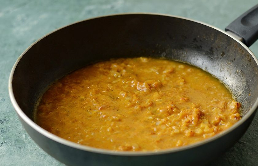 1. Этап. Луковая подлива для котлет: Добавьте воду, доведите до кипения. Постоянно помешивайте в процессе.