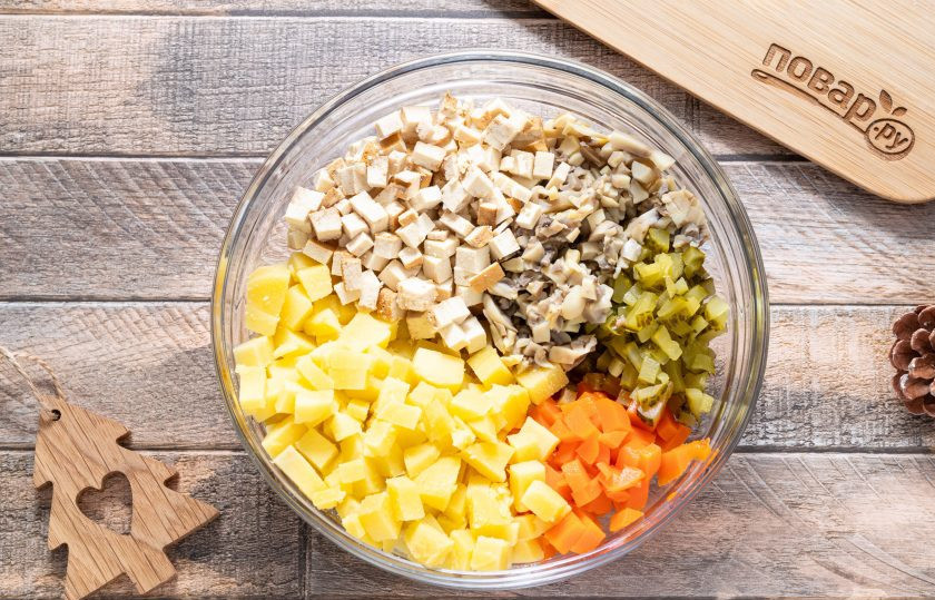 1. Этап. Вегетарианский салат Змея: Очистите картофель и морковь, нарежьте на маленькие кубики. Кубиками такого же размера нарежьте копченый тофу и маринованные огурцы. Консервированные шампиньоны мелко порубите. Переложите все в глубокую миску.