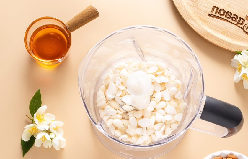 1. Этап. Абрикосовое молоко: Переложите ядра абрикосовых косточек в блендер, влейте чистую воду и измельчите до однородной консистенции.