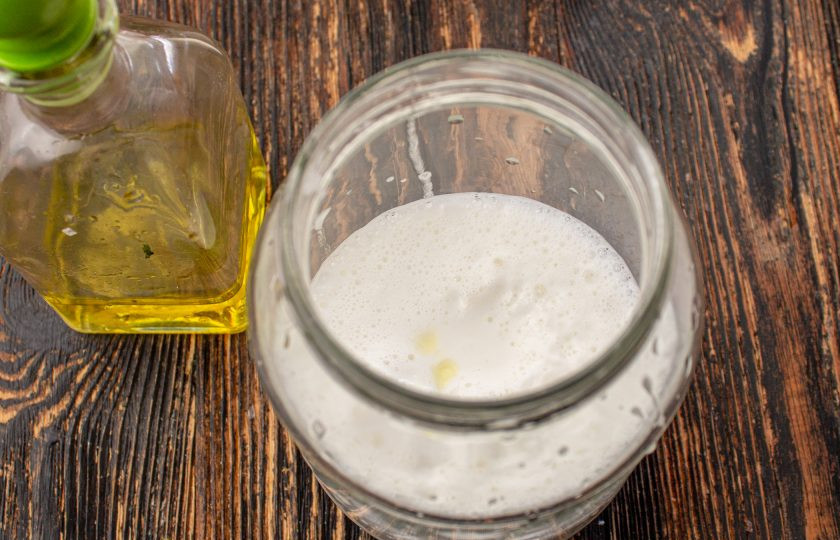 1. Этап. Майонез без молока и яиц: Влейте растительное масло в несколько приемов, взбивая при этом ингредиенты. Можно использовать оливковое.