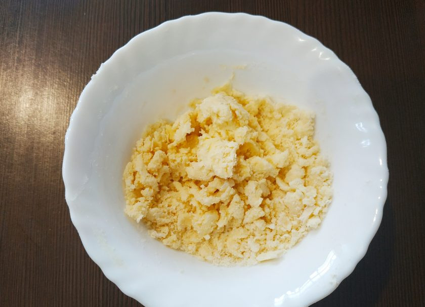 1. Этап. Яичные палочки: Сливочное масло нужно достать заранее, но должно быть комнатной температуры. Разотрите масло с мукой до однородности.