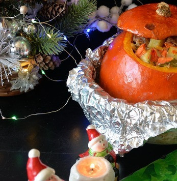 1. Этап. Тыква, фаршированная овощным рагу с индейкой: В конце запекания убираем фольгу, чтобы слегка подрумянить тыкву. Подаём блюдо горячим. Всего доброго в Новом году!