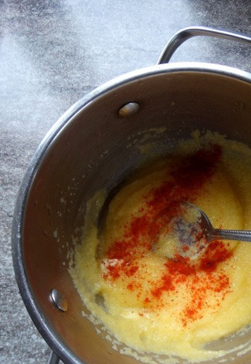 1. Этап. Полента в беконе на гриле: Перемешать. На этом этапе, я добавила ещё немного красного перца, но это по желанию.