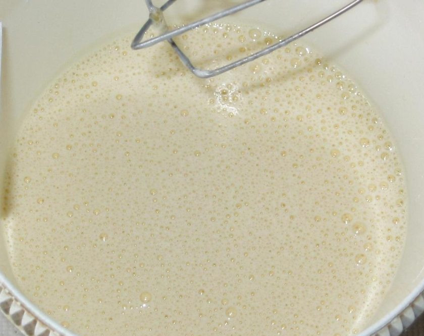 1. Этап. Тирамису Вива Италия: 3. Добавляем в белковую массу желтки и перемешиваем до однородного состояния.