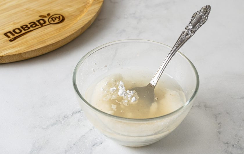 1. Этап. Постный торт Птичье молоко: Сахар тоже измельчите в кофемолке до состояния пудры. Затем растворите в теплой воде.