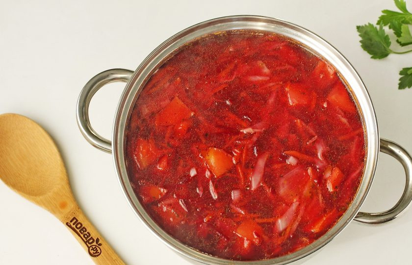 1. Этап. Борщ для диабетиков: Когда овощи будут почти готовы, добавьте свеклу и нарезанные помидоры. Варите все вместе еще примерно 20 минут, до полной готовности всех ингредиентов.