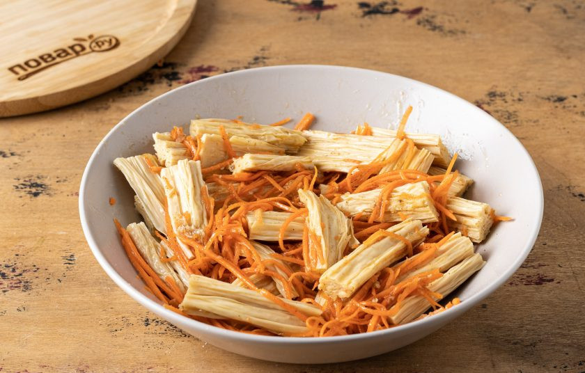 1. Этап. Соевая спаржа с морковью по-корейски: Нагрейте в небольшом сотейнике растительное масло. Залейте горячим маслом спаржу с морковью. Перемешайте, дайте немного остыть, а затем уберите в холодильник на 3-4 часа.