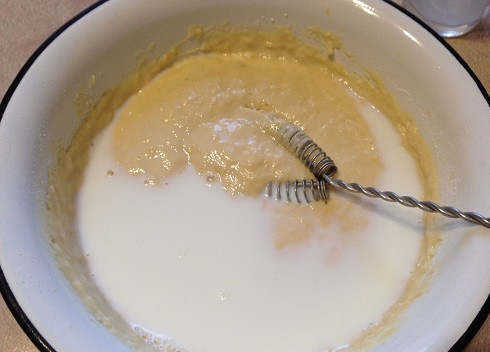 1. Этап. Ленивые эклеры с творожной начинкой: 4. И теперь доливаем оставшееся молоко. Размешиваем.