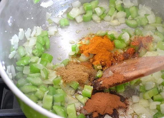 1. Этап. Овощное рагу без мяса: Порежьте репчатый лук и измельчите чеснок, обжарьте до мягкости на масле. Добавьте измельченный сельдерей. Добавьте стмин, куркуму, корицу и перец. Все перемешайте и жарьте еще минуты 3-4.