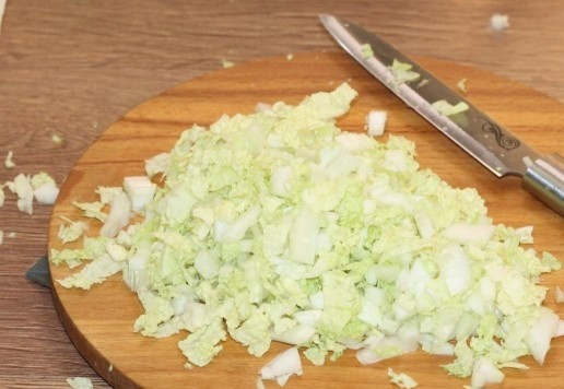 1. Этап. Ленивые голубцы, запечённые под соусом: 4... а затем мелко крошим.