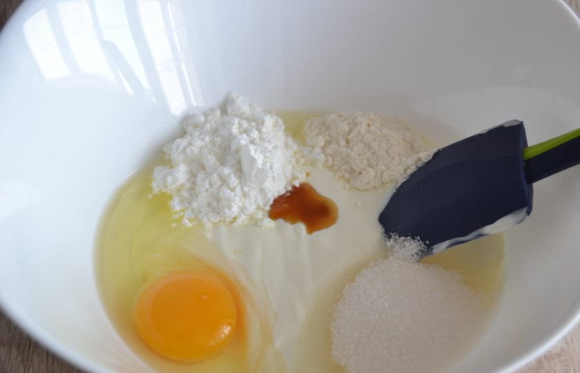 1. Этап. Цветаевский пирог с абрикосами: Для заливки смешайте сметану (0,5-2/3 стакана), сахар, крахмал и 0,5 ст.ложки муки, добавьте экстракт ванили, вбейте 1 яйцо.