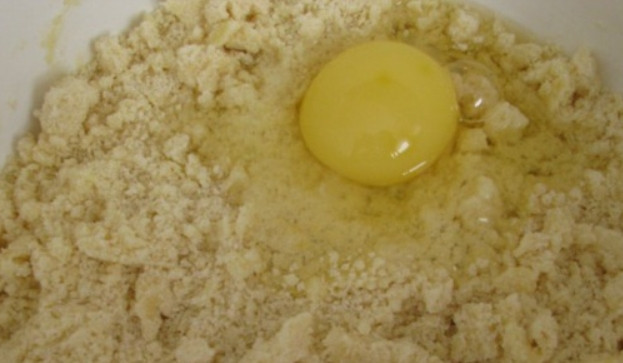 1. Этап. Пирог с жимолостью: Вбиваем яйцо и добавляем мягкое масло. Перетираем все в крошку.