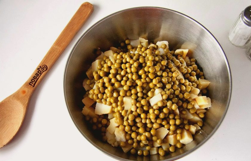 1. Этап. Оливье без моркови: С горошка слейте весь маринад и добавьте в салат.