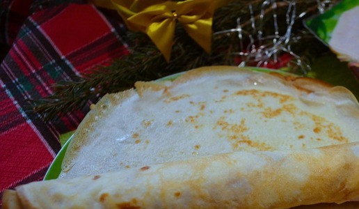 1. Этап. Закусочные блины с ветчиной и сыром: Свернуть рулетом.