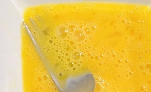 1. Этап. Рыбная запеканка с пекинской капустой: Яйца взбить вилкой