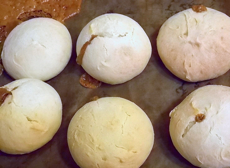 1. Этап. Творожные булочки со сгущенкой: Выпекайте в горячей духовке при 180 градусах в течение 30 минут.