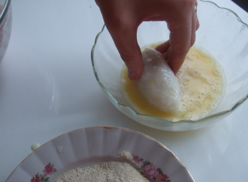 1. Этап. Зразы с рисом и фаршем: 4. Чтоб зразы не разваливались - пока что положите их в морозилку, и займитесь подготовкой, - прогрейте сковороду с маслом, яйцо взбейте в однородную массу, сухари высыпьте в тарелку. Каждую зразу окунаем в яйцо, затем в сухари, - и на сковородку!