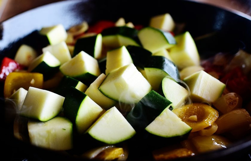 1. Этап. Овощной стир-фрай: 3. Теперь добавьте в сковороду нарезанные цукини.