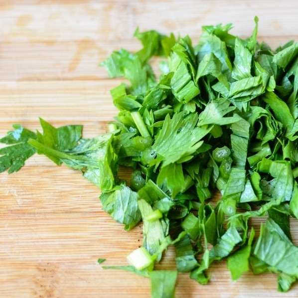 1. Этап. Овощные маффины: 7. Промойте пучок сельдерея, срежьте верхнюю (листовую) часть и измельчите. Добавьте нарезанные листья сельдерея к другим ингредиентам.