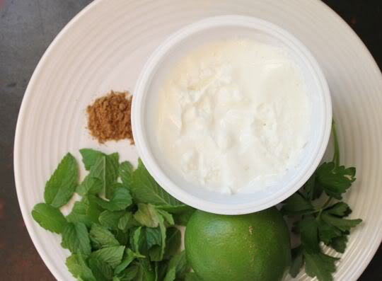 1. Этап. Соус для шашлыка из баранины: 1. Соуса получится на указанное количество баранины. Мясо пока что маринуем и готовим, как привыкли. А пока займемся соусом. Вот ингредиенты.