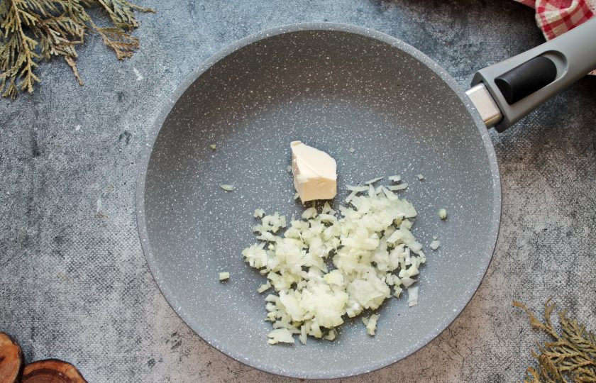 1. Этап. Кропкакор: Репчатый лук мелко порежьте. В сковороду выложите сливочное масло, добавьте лук и обжаривайте его на медленном огне в течение 5-7 минут, до мягкости.