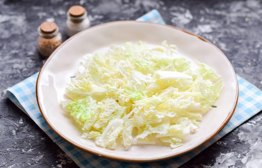 1. Этап. Салат из пекинской капусты с морепродуктами: Пекинскую капусту нарежьте полосками и выложите на красивое блюдо.