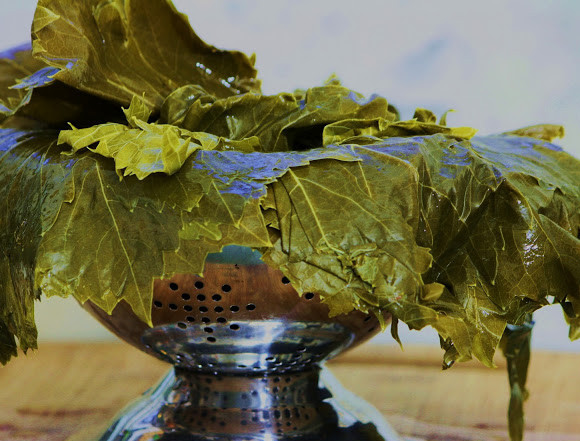 1. Этап. Долма по-азербайджански: 2. Виноградные листья выложите на дуршлаг. Они должны стечь и слегка просохнуть.