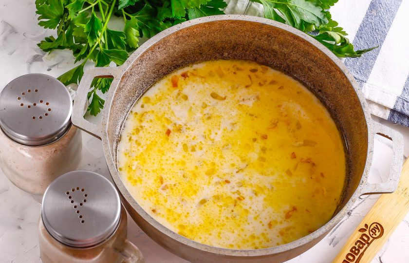 1. Этап. Грузинский суп с мацони: Разведите мацони с водой и влейте в емкость, посолите и поперчите. Доведите практически до кипения, но не кипятите! Выключите нагрев.