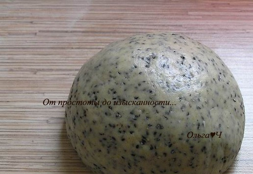 1. Этап. Постное кунжутное печенье на пиве: Замесите эластичное тесто на рабочем столе.