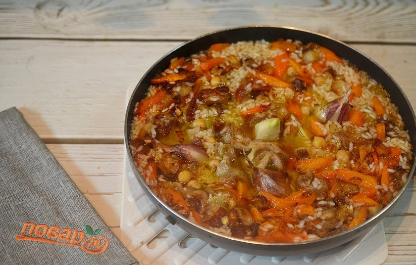 1. Этап. Оши палов: 14. Залейте водой, чтобы она была на 1,5 см. выше риса. Доведите до кипения, затем уменьшите огонь, накройте крышкой и готовьте до готовности.