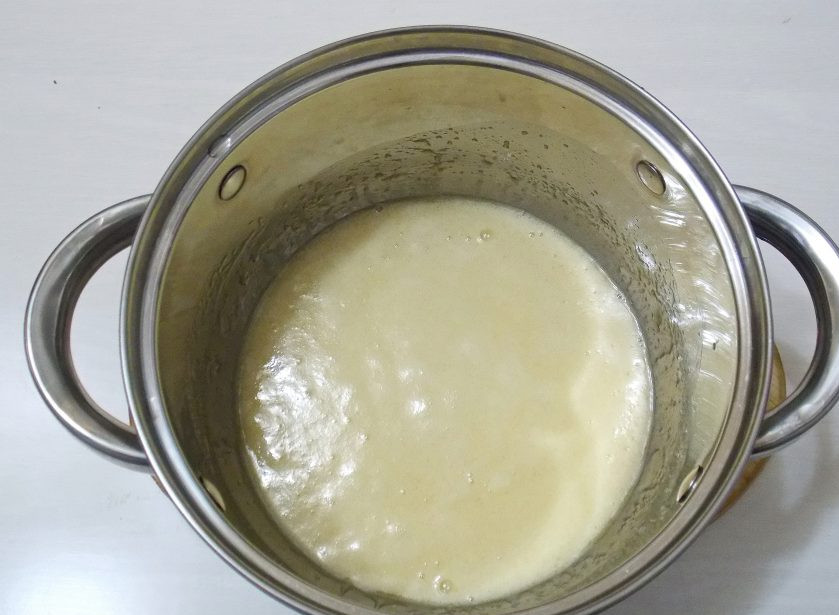 1. Этап. Медово-песочный торт: Поставьте кастрюлю на медленный огонь и доведите до кипения. Перемешивая. Снимите с огня, добавьте соду и перемешайте. Масса начнет пениться и подниматься, это нормальная реакция соды на высокую температуру. Дайте немного остыть, примерно 5 минут.