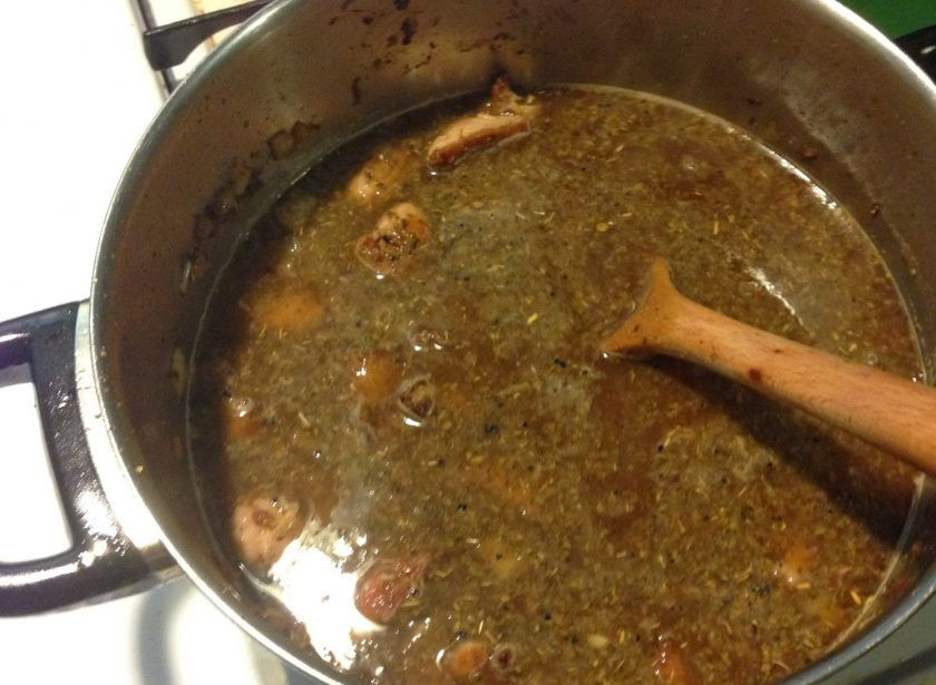 1. Этап. Свинина, тушенная с зеленой фасолью: Отправьте в сотейник орегано, мясо, соль перец и вино, доведите до кипения. Долейте воды, чтобы жидкость покрывала мясо, и тушите, пока свинина не станет делиться на волокна.