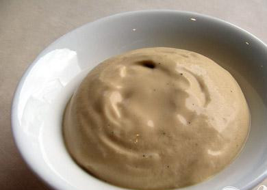 1. Этап. Десерт Летучий остров: 4. Готовим кофейный крем, используя молоко, где варились хлопья. Добавляем 1/2 стакана сахара и растворенный в холодной воде крахмал. Варим на слабом огне, постоянно помешивая, чтобы смесь не закипела. Когда масса станет густеть, добавляем молотый кофе.