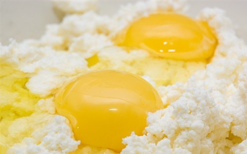 1. Этап. Плюшки с творогом: Готовим начинку для плюшек. Для этого растираем творог с сахаром, яйцами, ванильным сахаром. Если получилось немного жидковато добавляем крахмал.