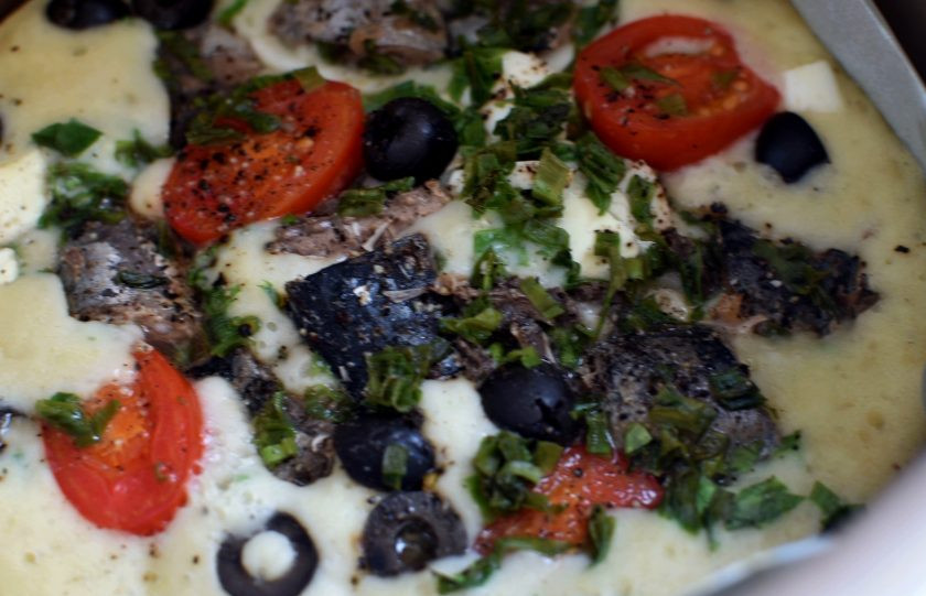 1. Этап. Наливной пирог с тунцом и помидорами в мультиварке: Выпекайте в режиме 