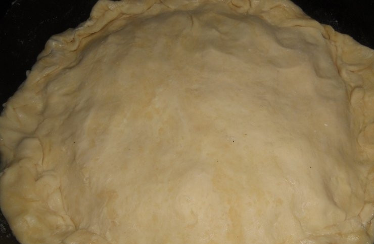 1. Этап. Пирог с картофелем и сыром: Второй частью теста накрываем пирог и соединяем края двух слоев теста.