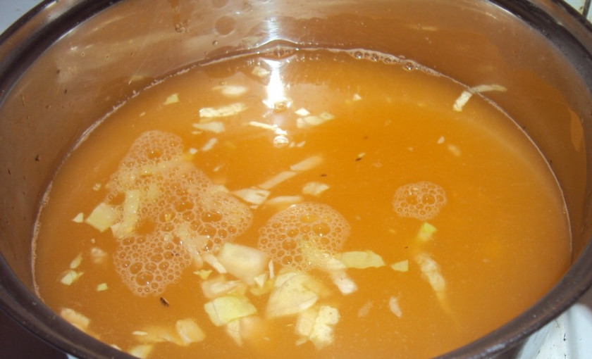 1. Этап. Капуста маринованная на зиму: Сливаем в кастрюлю из емкости с капустой образовавшийся сок и приступаем к приготовлению маринада. Нам его понадобится примерно 1.5 литра. Поэтому, если капустного сока у вас меньше - доливаем воды до нужного объема. Добавляем в кастрюлю с соком соль, сахар. Когда закипит, снимаем пену и добавляем эссенцию.