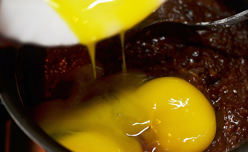 1. Этап. Шоколадный пряник Чернослив в роме: 5. Немного остудите и добавьте яичные желтки.