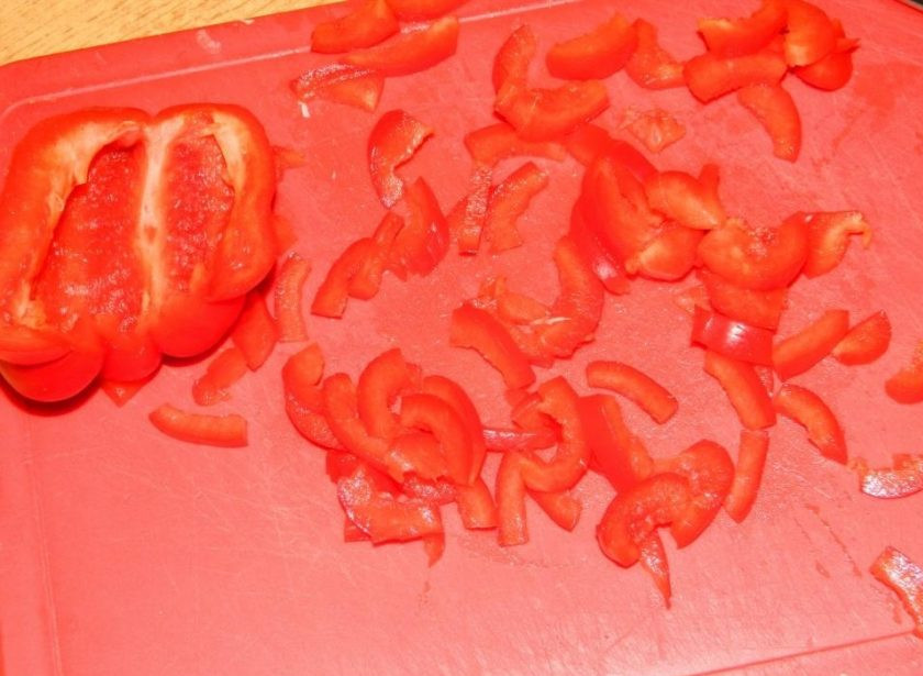 1. Этап. Баклажаны в томатах на зиму: Нарежьте болгарский перец.