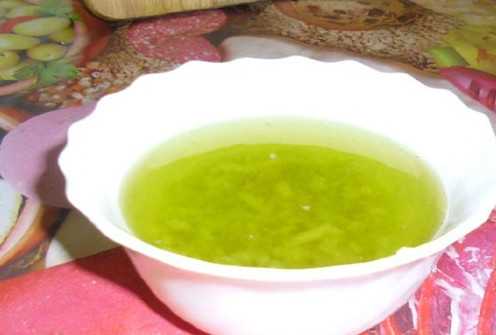 1. Этап. Сухарики домашние: Любые сухарики становятся блюдом, если их сдобрить заправочным соусом. Для этого я беру оливковое масло, посыпаю его мелкой солью с черным перцем. Чищу чеснок и тру его на мелкой терке. Перемешиваю все ингредиенты в оливковом масле. Соус готов.