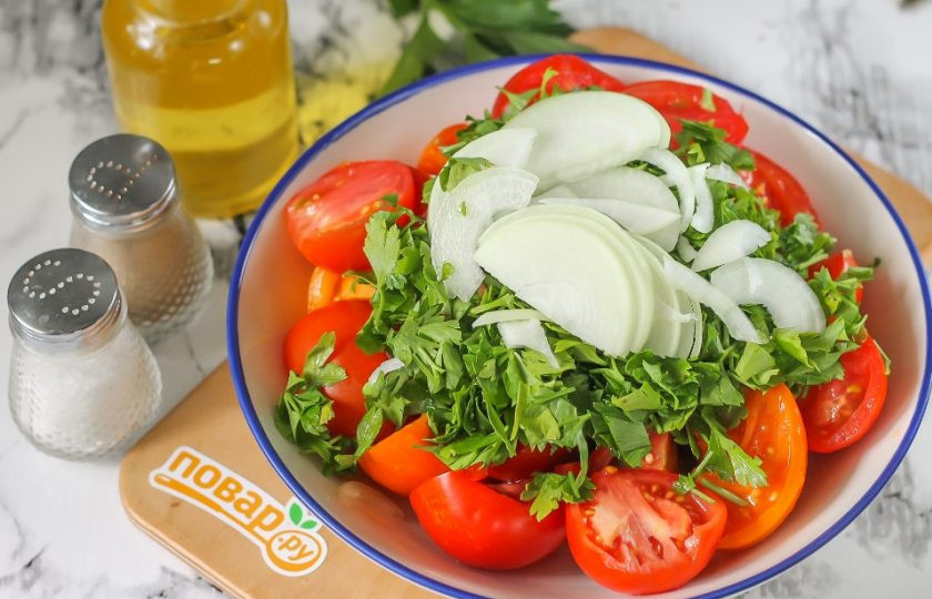 1. Этап. Помидоры Тещин язык на зиму: Промойте и измельчите петрушку. Половину крупного репчатого лука нарежьте полукольцами и добавьте в емкость вместе с петрушкой.