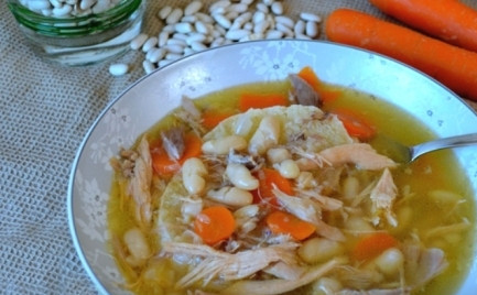 1. Этап. Суп с белой фасолью: В глубокую тарелку выкладываем кусочек поджаренного хлеба, а сверху наливаем горячий суп.