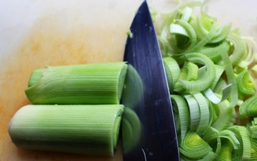 1. Этап. Уха из пикши: Лук-порей и стебель сельдерея промойте и нарежьте полукольцами.